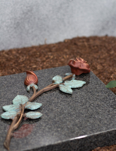 Rose Bronze groß mit farbiger Patinierung 37 cm